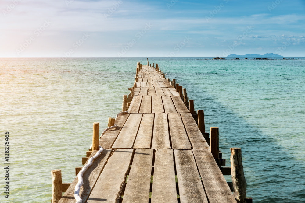 泰国普吉岛的木码头。夏天，旅行，度假