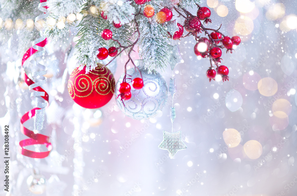 圣诞节抽象银色背景，圣诞树上挂着小玩意