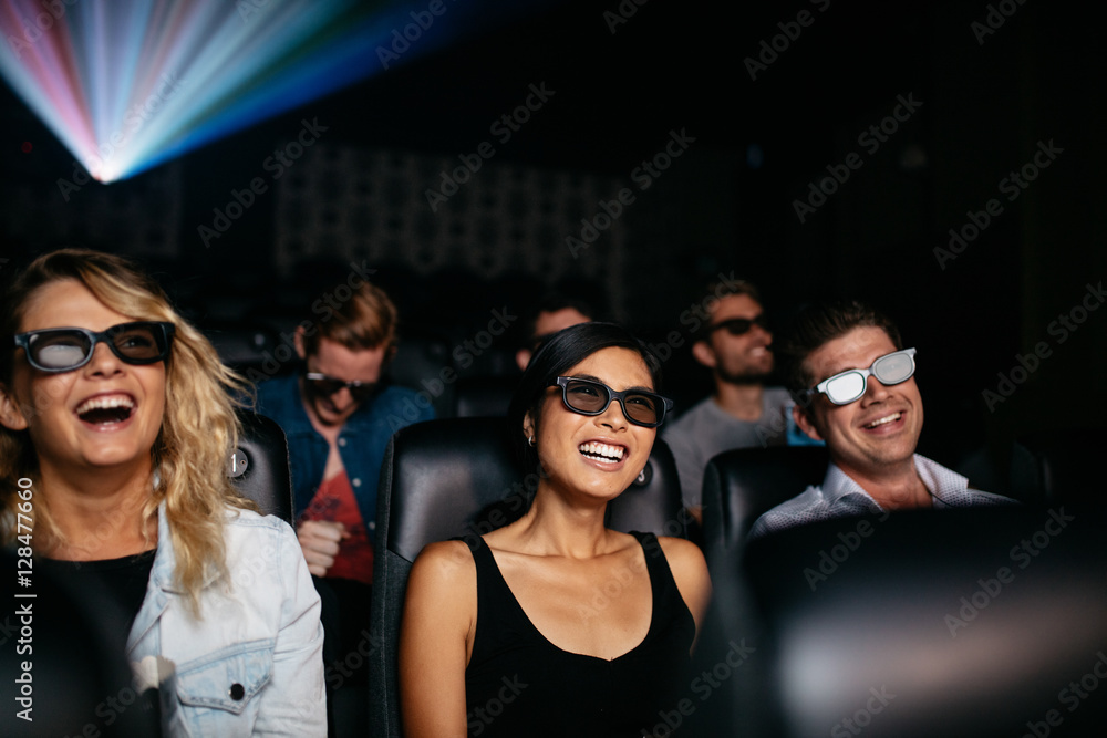 朋友在影院看3d电影，开怀大笑