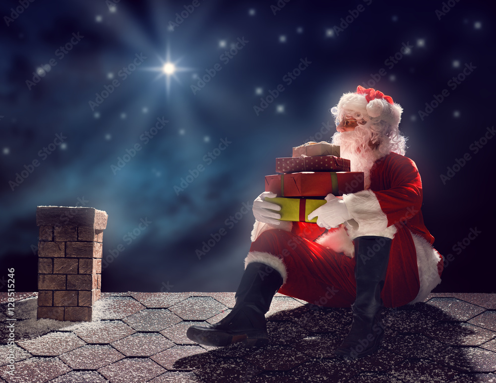 圣诞老人坐在屋顶上