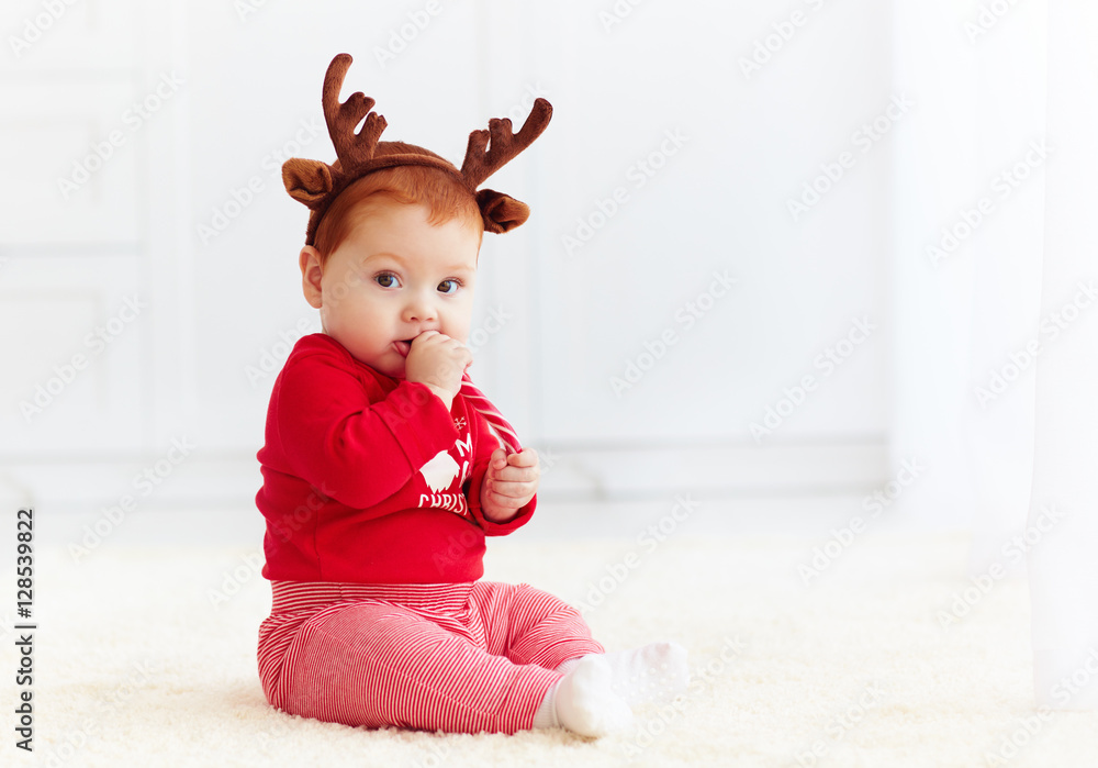 可爱的红发宝宝在家吃圣诞糖果