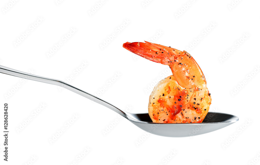 在白底上用勺子隔离的熟虾