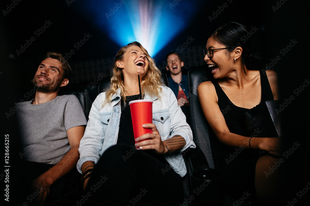 一群人在影院观看喜剧电影