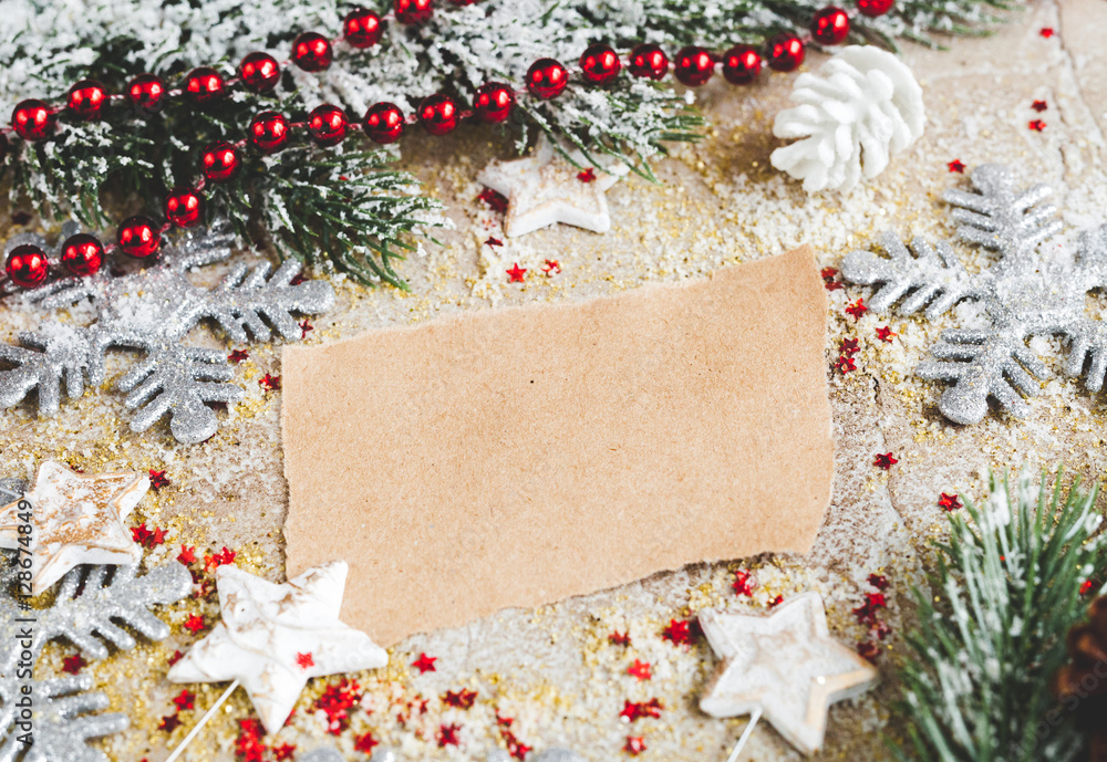 牛皮纸和圣诞树装饰特写