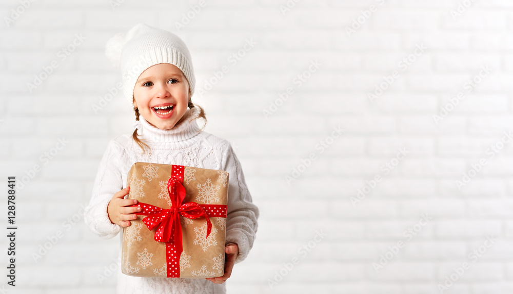 带着圣诞礼物的快乐小女孩