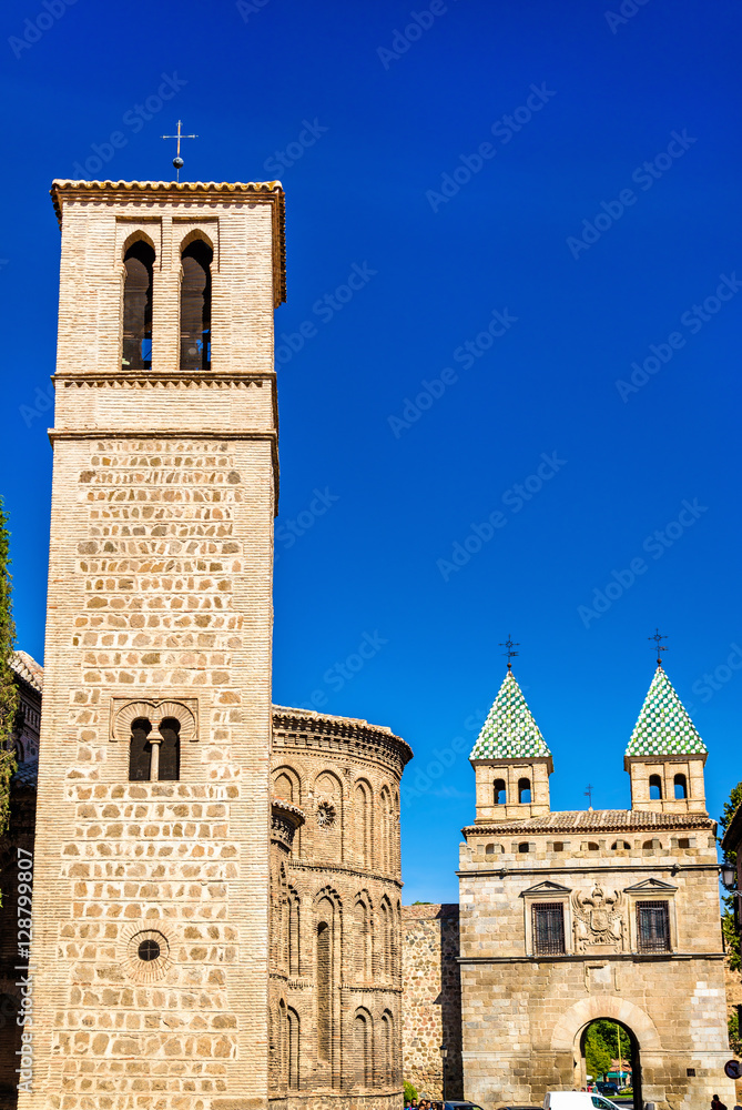 西班牙托莱多的Santiago del Arrabal教堂和Puerta de Bisagra Nueva门