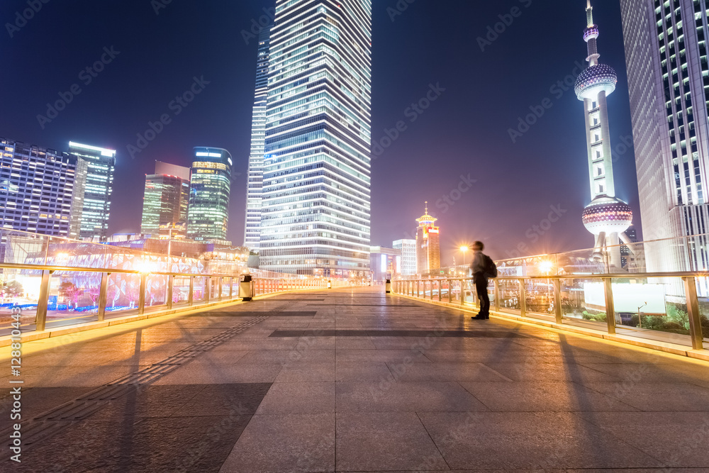 人行天桥上的上海城市景观