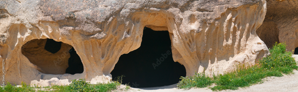 凝灰岩中怪异洞穴的全景。