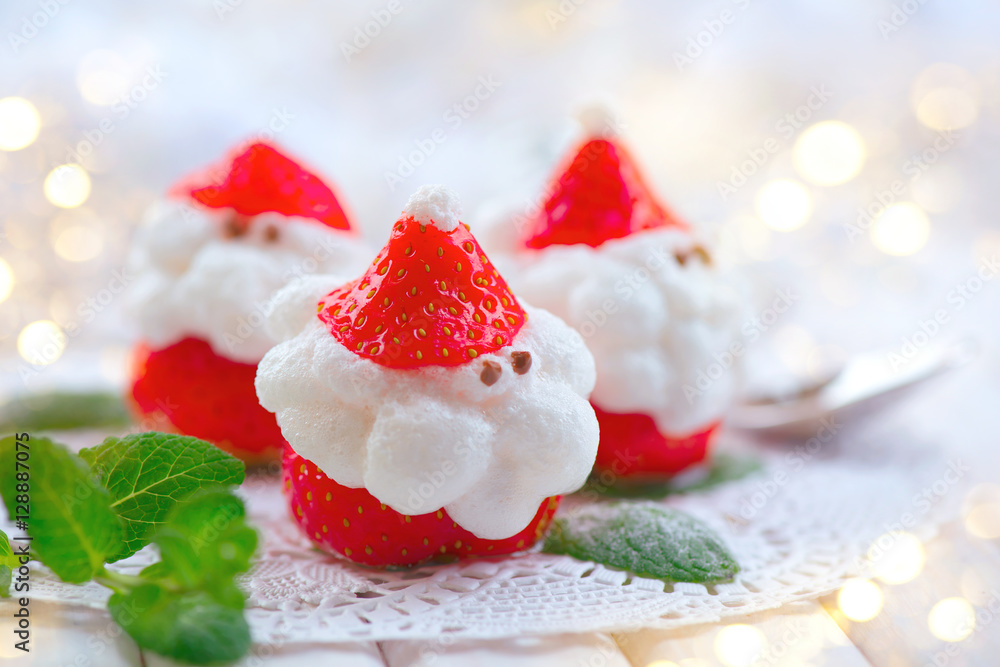 圣诞草莓圣诞老人。塞满生奶油的有趣甜点。圣诞派对美食创意