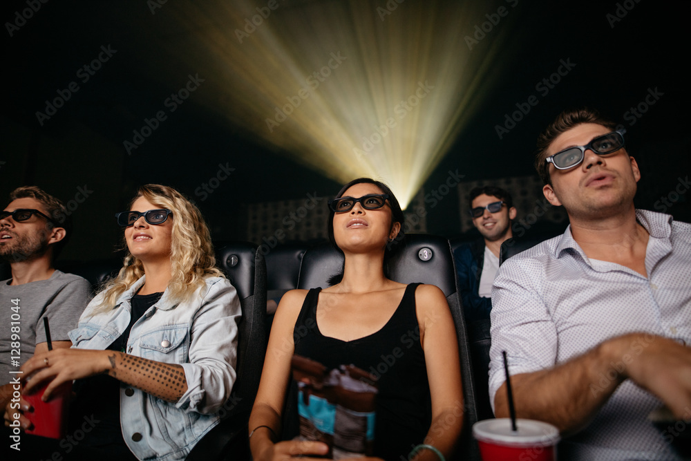 年轻人在影院观看3d电影