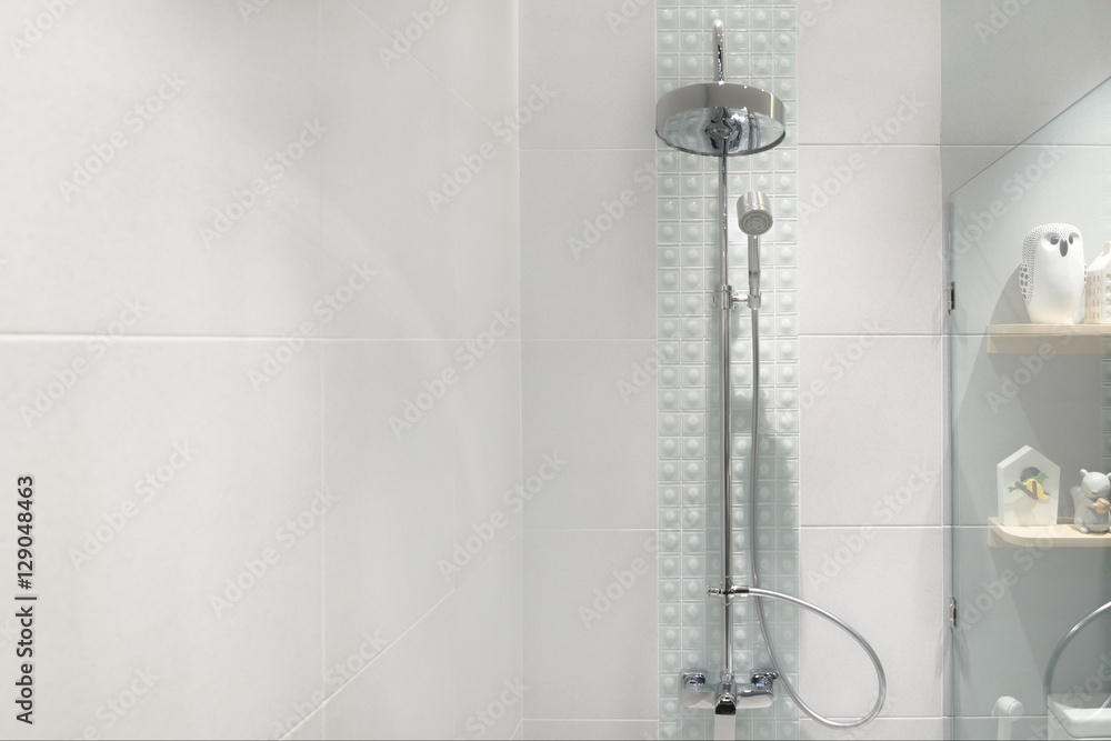 家中浴室现代淋浴喷头的内部。现代设计