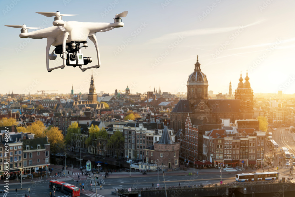 带高分辨率数码相机的无人机飞越阿姆斯特丹