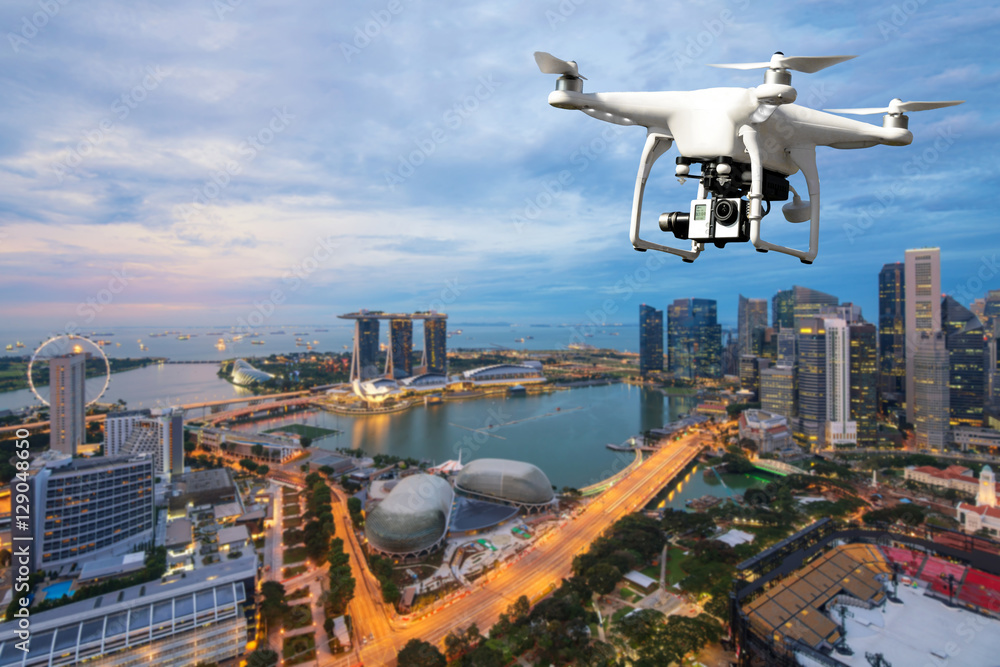 带高分辨率数码相机的无人机飞越新加坡