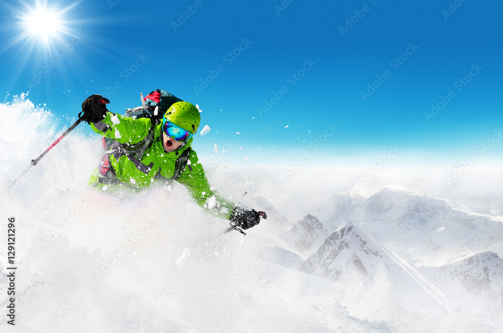 自由滑滑雪者在滑雪道上下坡