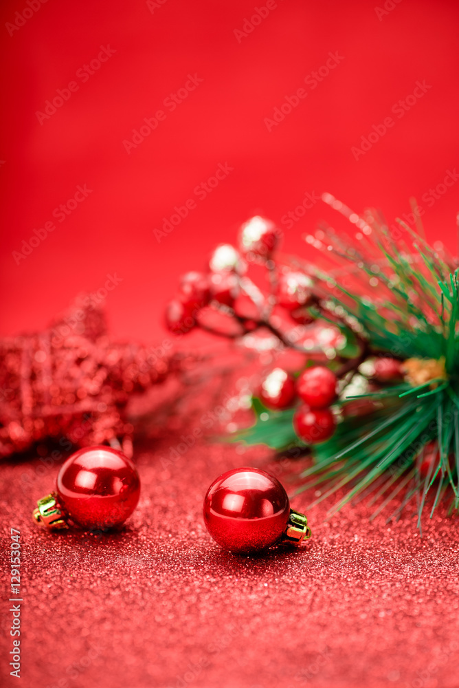 圣诞假期概念。背景是星星和树枝的红色球。Bokeh。