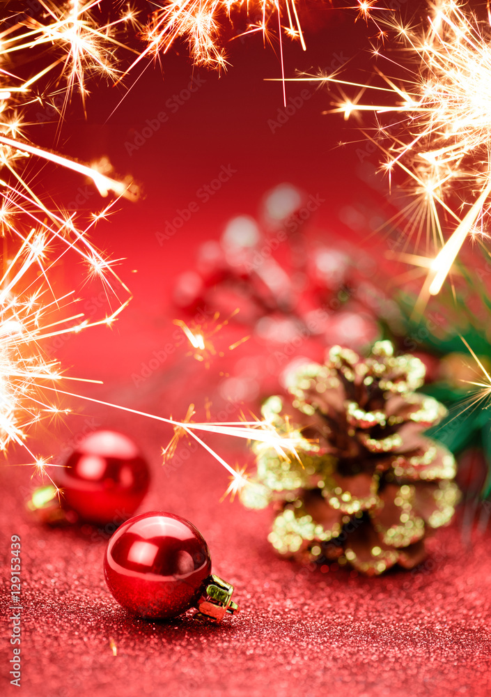 圣诞假期概念。背景是星星和树枝的红色球。博凯。孟加拉大火。