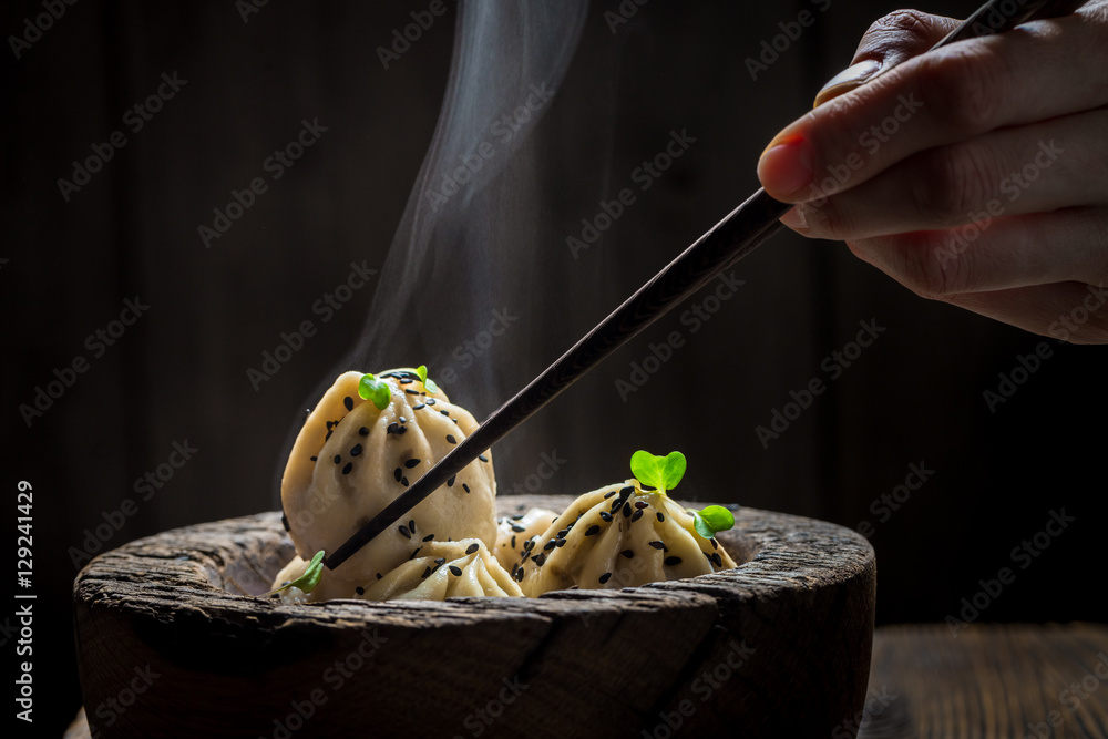 木碗里的美味热乎乎的中国饺子