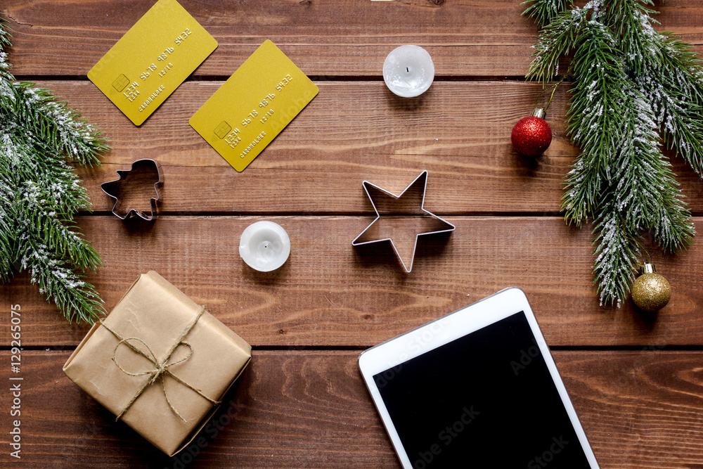 网上购物圣诞节，电子桌子木质背景俯视图