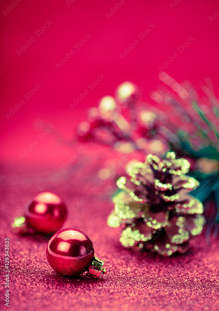 圣诞假期概念。背景是星星和树枝的红色球。Bokeh。复古。