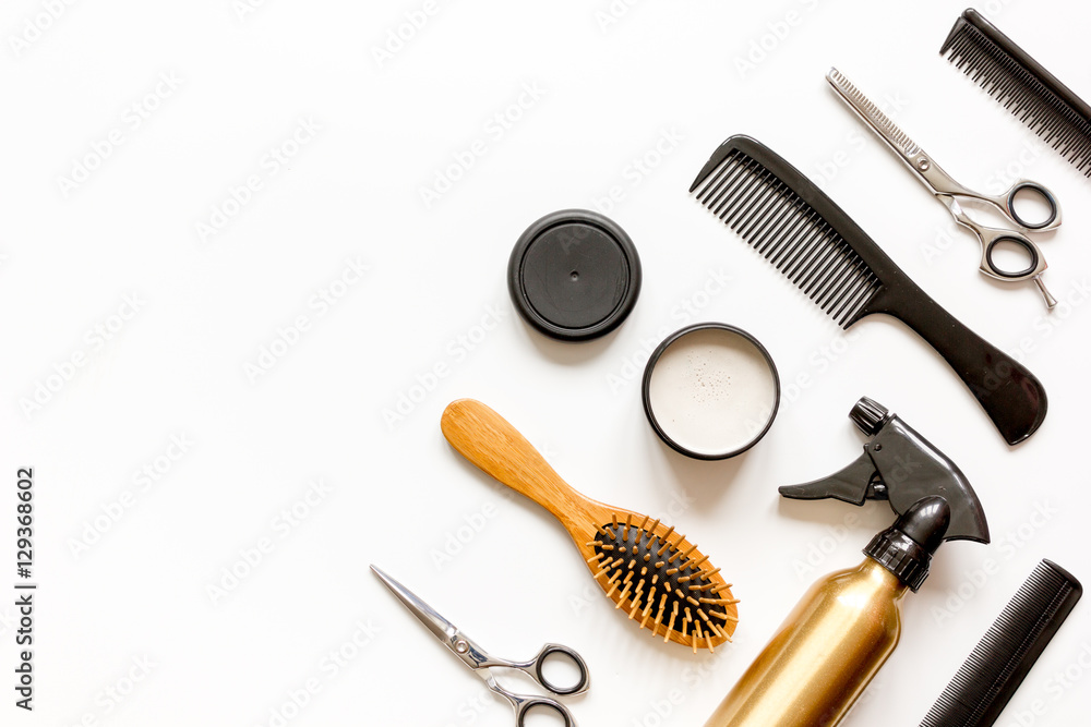 白色背景俯视图上的梳子和理发工具