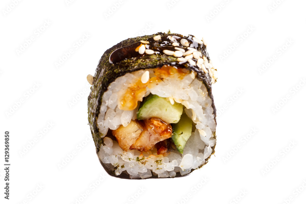 日本卷米饭、意大利面、黄瓜、鳗鱼酱。特写白色