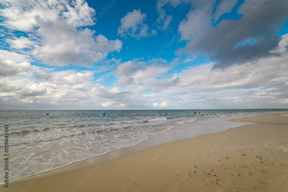 印度洋轻轻地拍打在南威州布塞尔顿附近美丽海滩的白色沙滩上