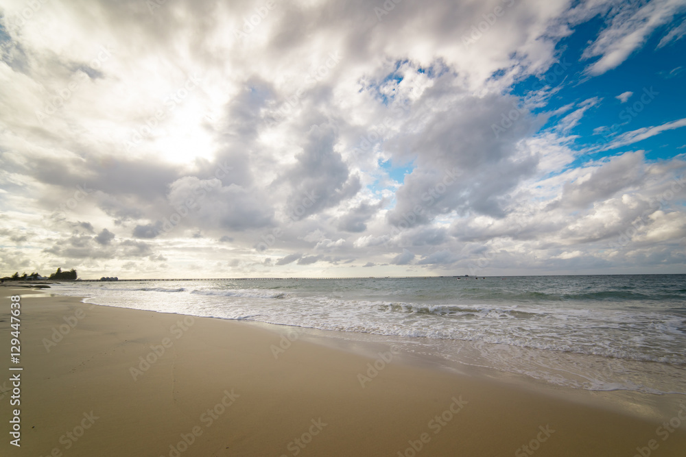 印度洋轻轻地拍打着南韦斯州布塞尔顿附近美丽海滩的白色沙滩