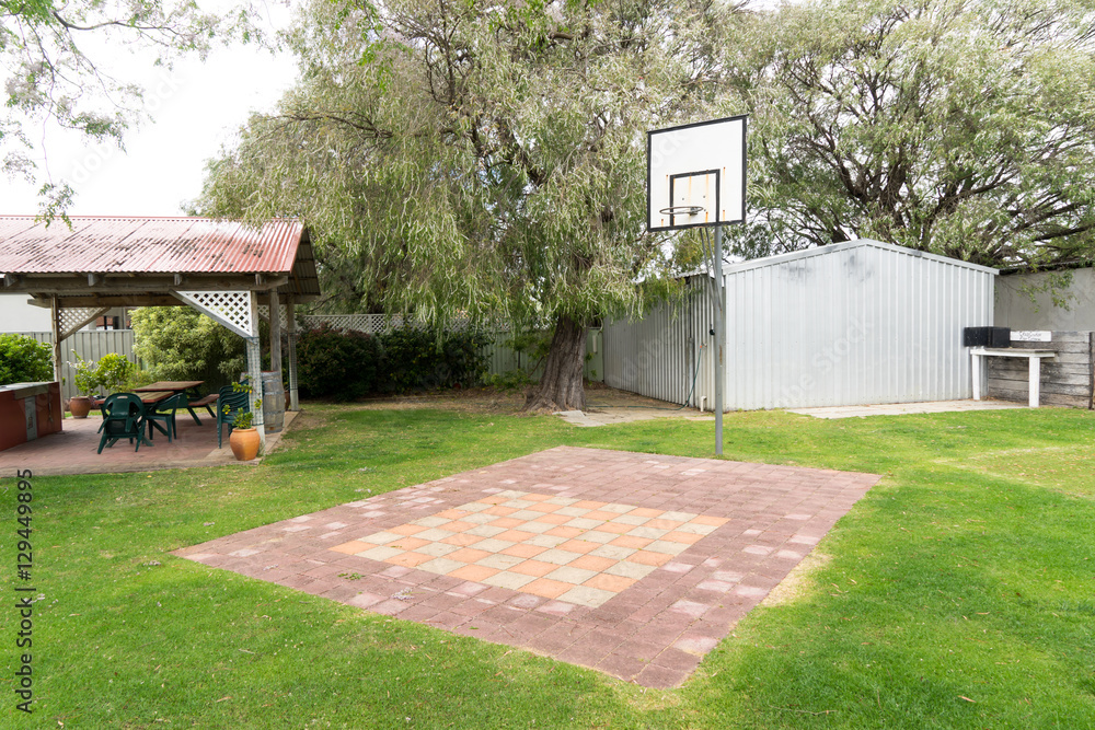 花园里空荡荡的篮球场