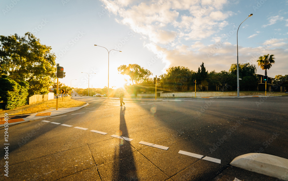 西澳大利亚弗里曼特尔，风景如画的街景和道路上方的日出。