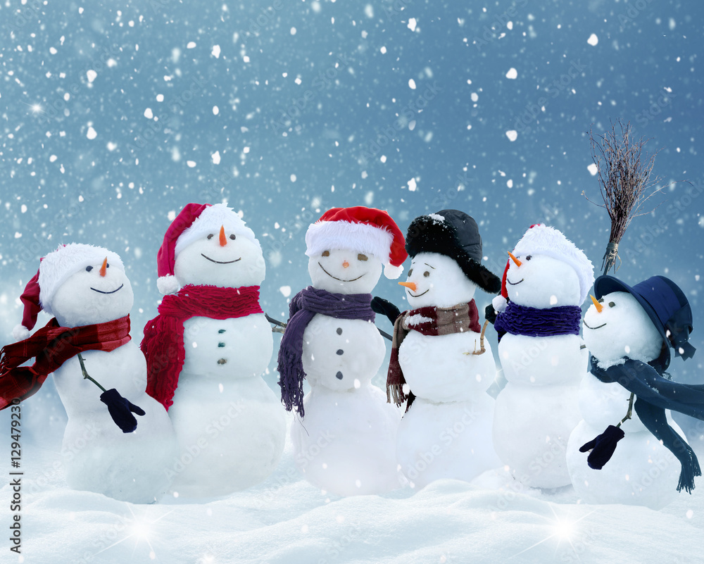 许多雪人站在冬季圣诞景观中