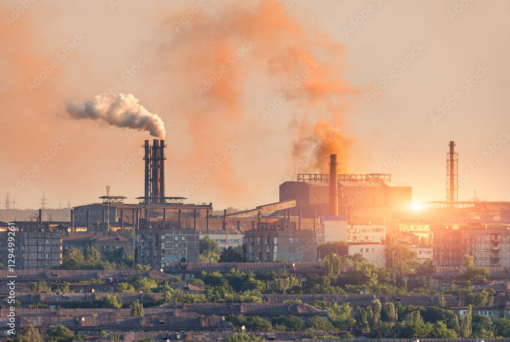 日落时的冶金厂。钢铁厂。重工业厂。烟雾弥漫的钢铁厂。管道。
