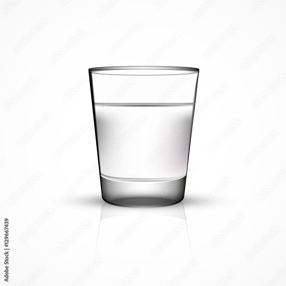 Vector shot glass with water or vodka，isolated on white（装有水或伏特加的矢量杯，白色隔离）