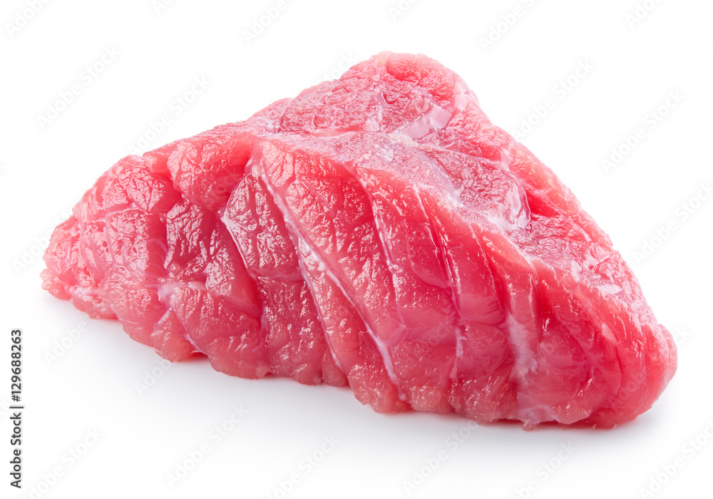 牛肉。在白色背景下分离的生的新鲜肉。