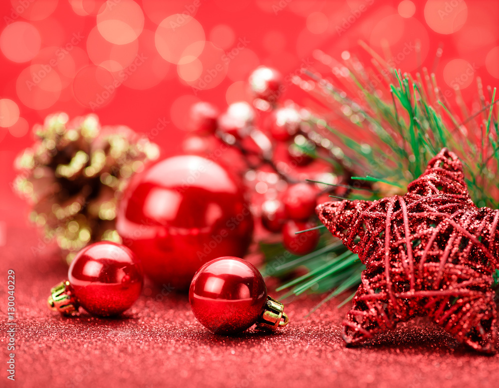 圣诞假期概念。背景是星星和树枝的红色球。Bokeh。