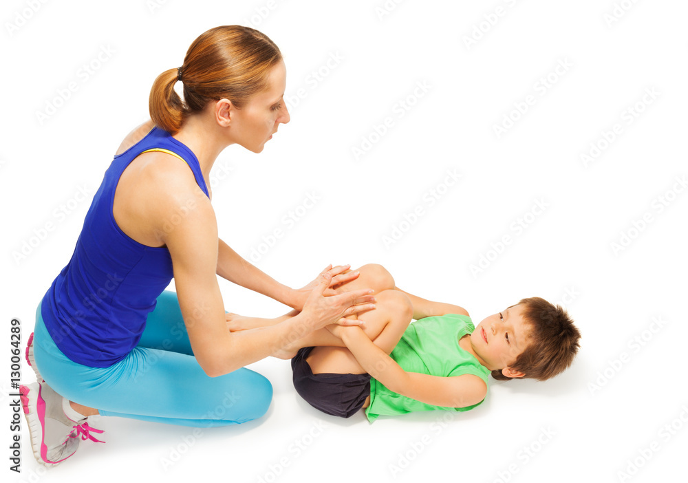 小男孩和妈妈一起做体育锻炼