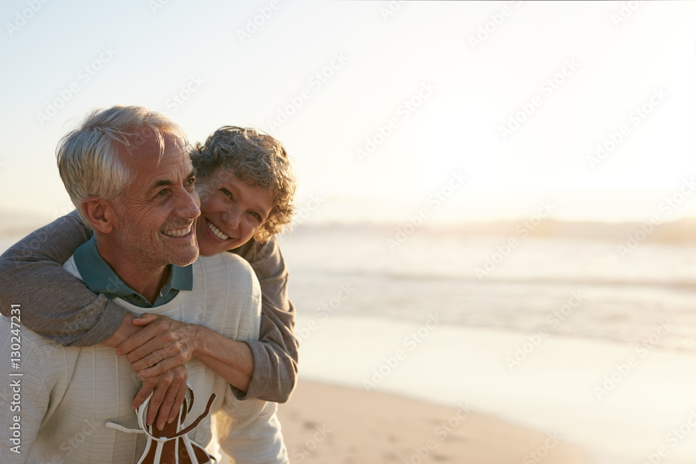 老年夫妇在海滩上玩得很开心