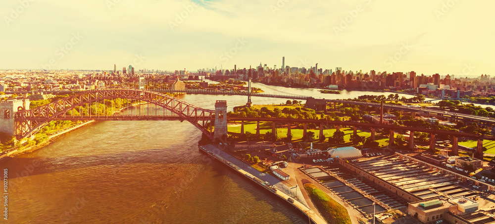 纽约东河上地狱门大桥鸟瞰图