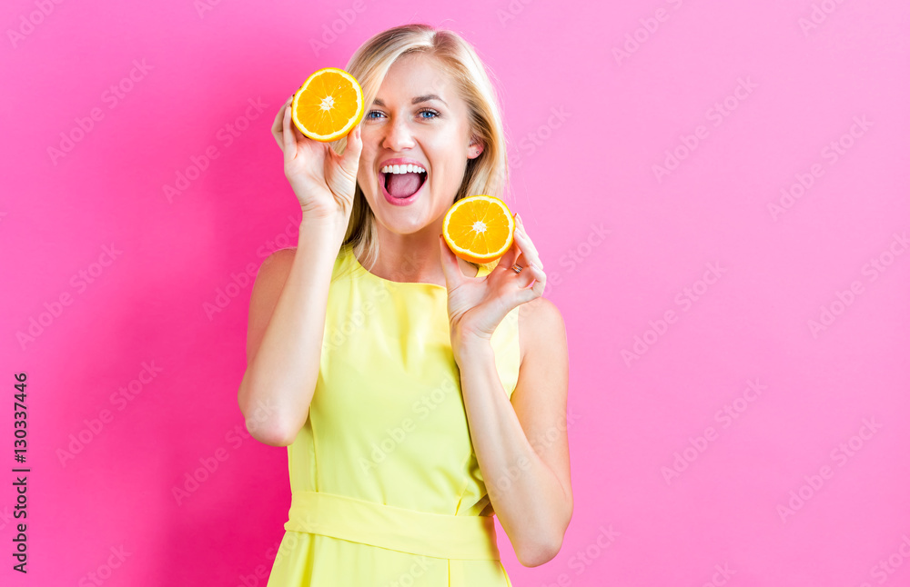 拿着橘子的快乐年轻女人