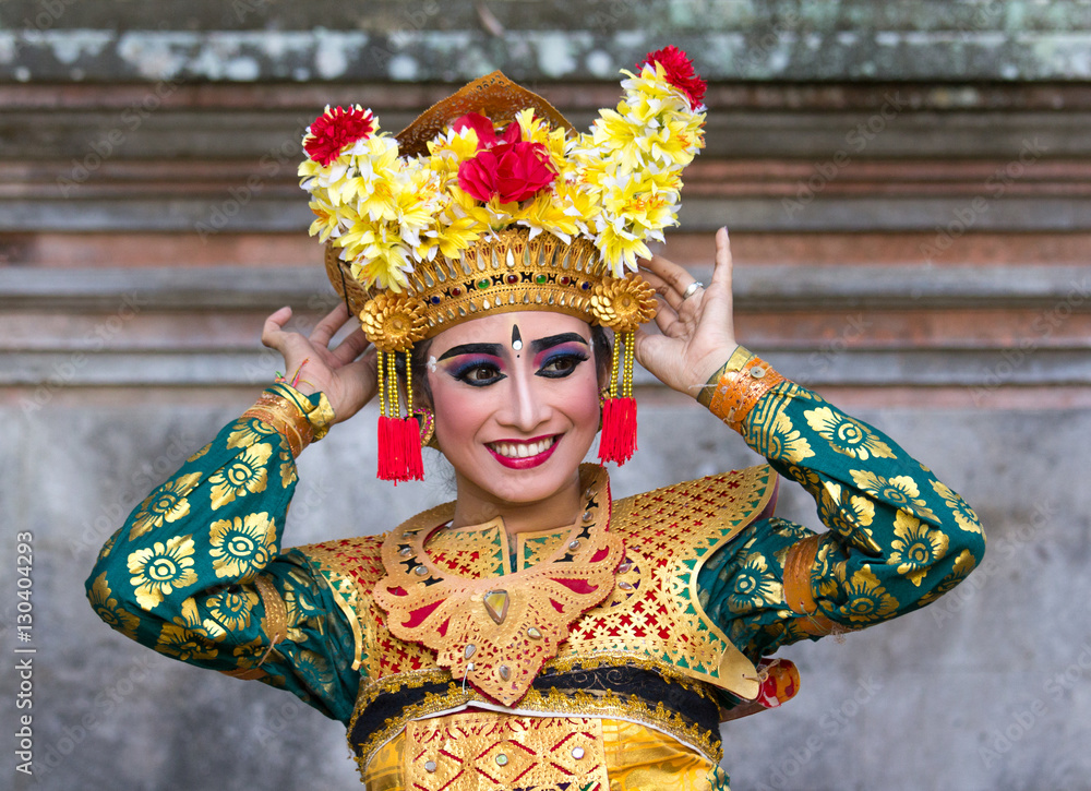 一位穿着传统服装的美丽年轻巴厘岛女舞者的肖像。印度尼西亚巴厘岛。