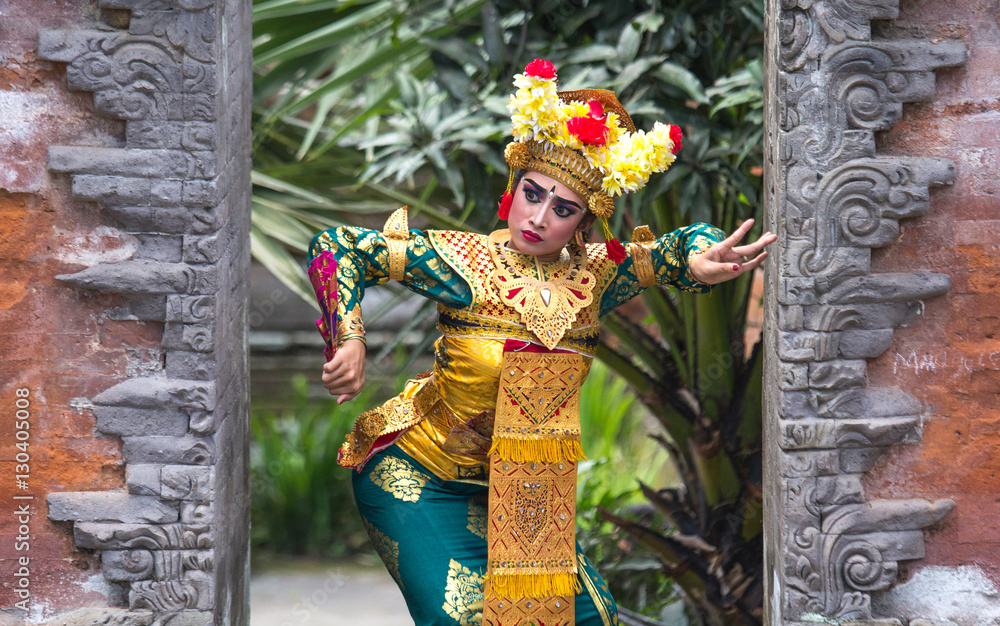 一位穿着传统服装的美丽年轻巴厘岛女舞者的肖像。印度尼西亚巴厘岛。