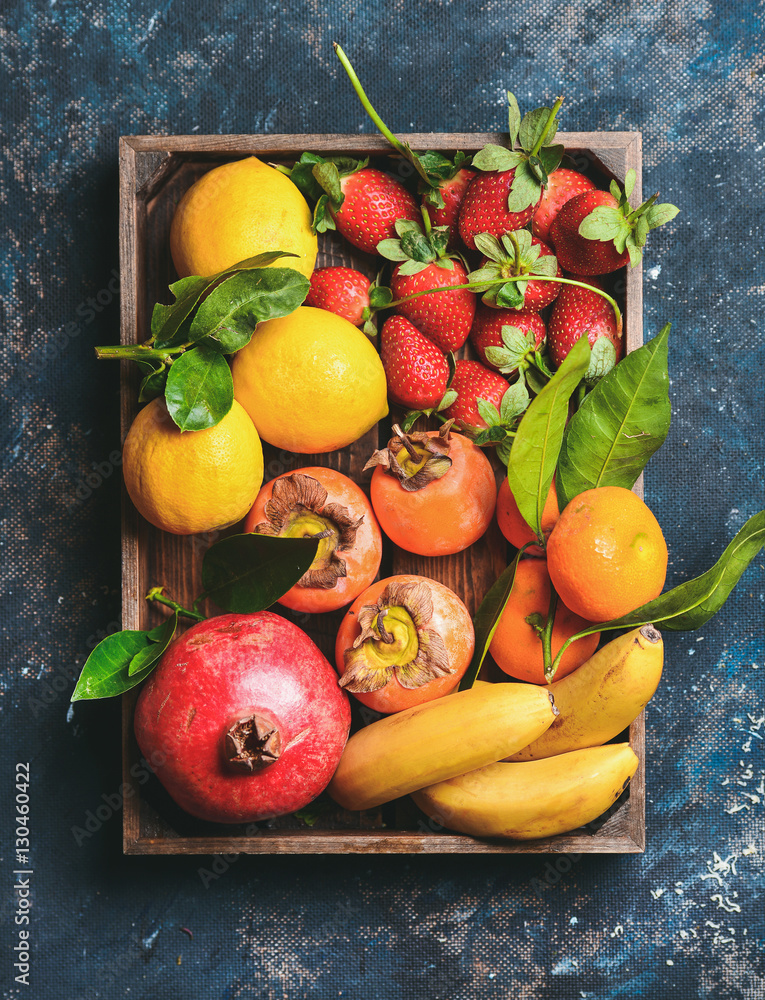 健康的新鲜水果品种。橙子、带叶柠檬、石榴、香蕉、草莓和
1419347996,伊斯塔利夫以其手工制作的釉面粘土陶器而闻名，位于阿富汗潘杰希尔省