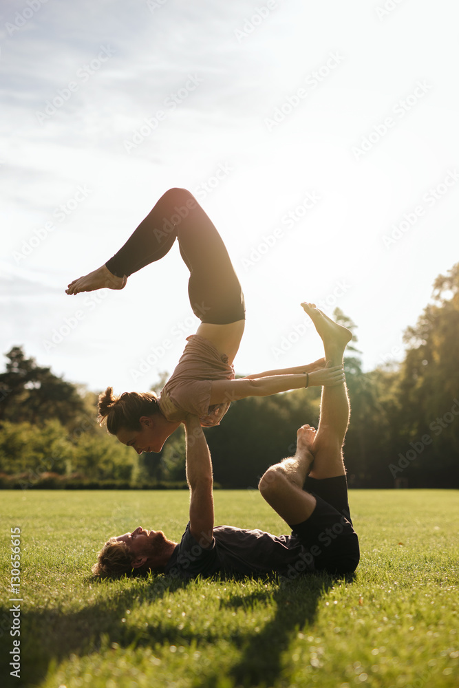 年轻情侣做杂技双人瑜伽