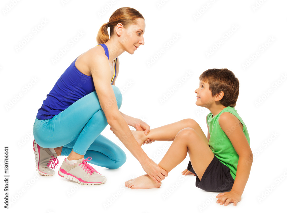 女教练帮助男孩做体操
