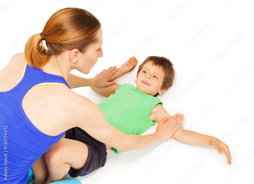 快乐的小男孩和妈妈一起锻炼