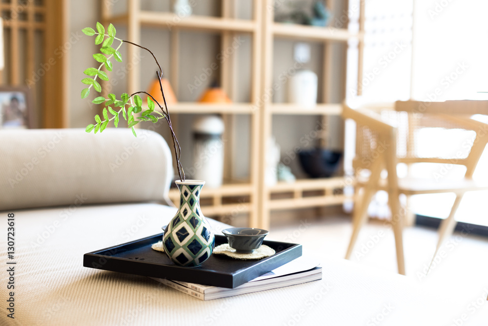 现代客厅餐桌上的优雅陶瓷茶具
