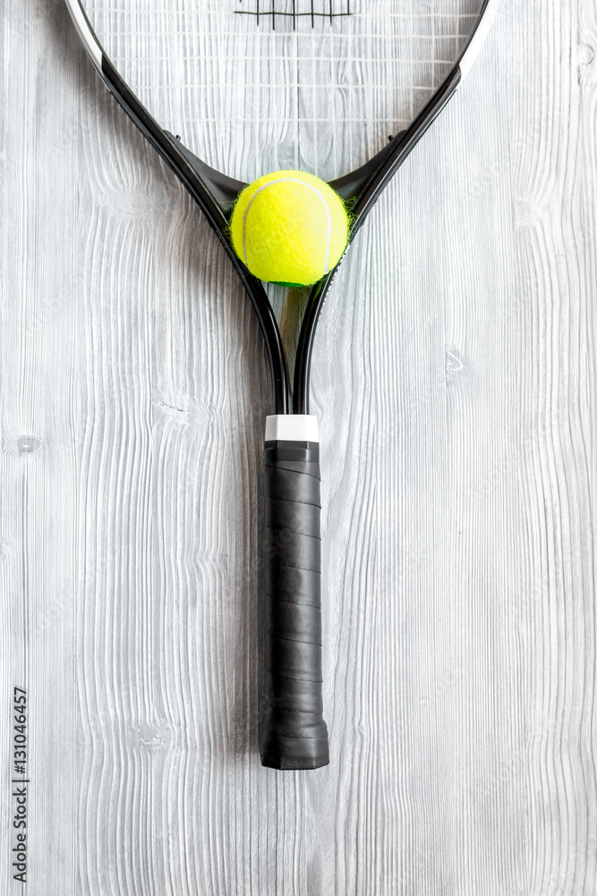 木制背景网球拍俯视图