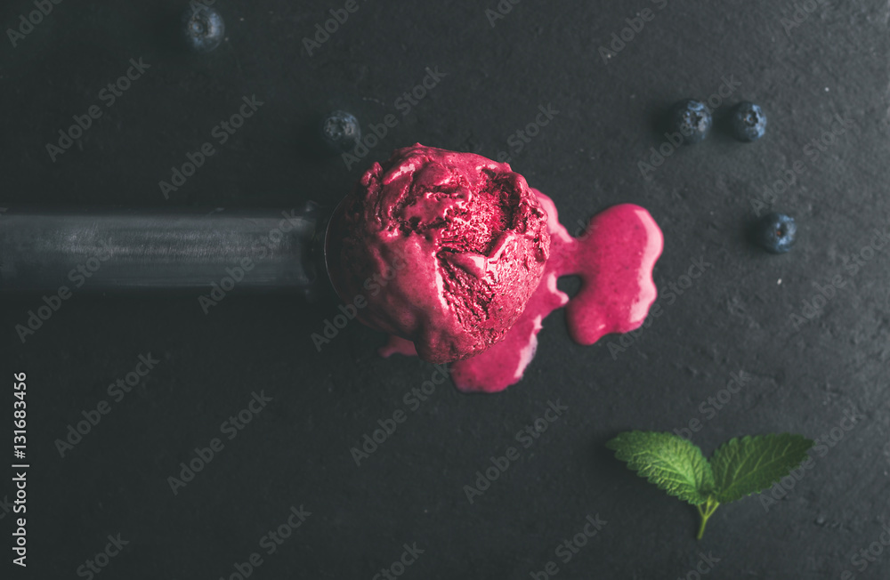 融化的一勺蓝莓冰淇淋，黑色板岩背景上有薄荷叶，俯视图，s