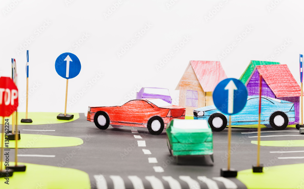 玩具城繁忙十字路口的纸质模型