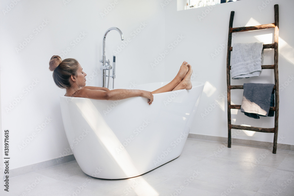 年轻女子在浴缸里放松