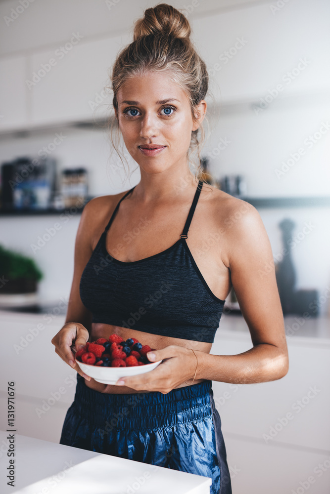 女人在厨房吃健康早餐